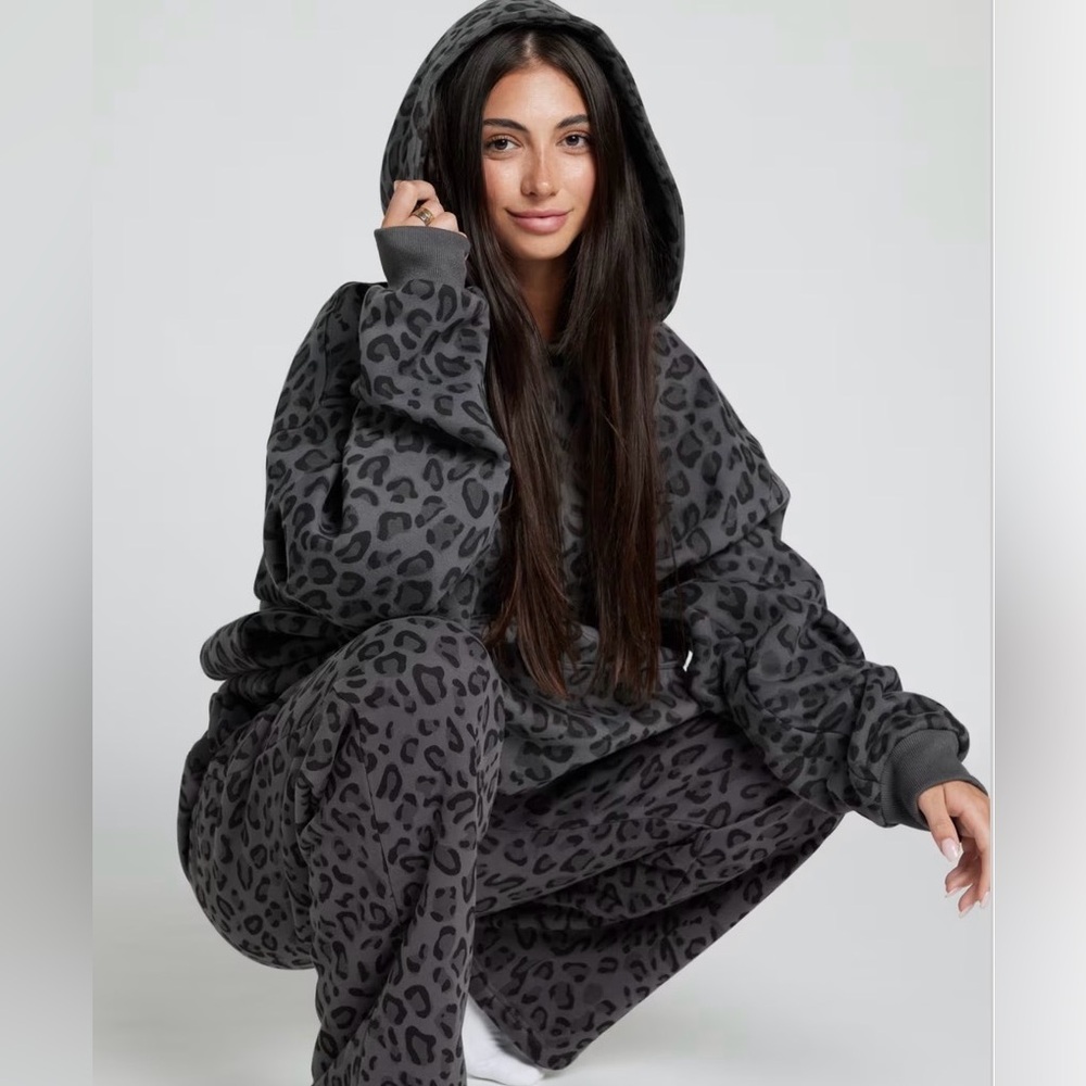 Comfrt Minimalist Hoodie in Panther. NWT
